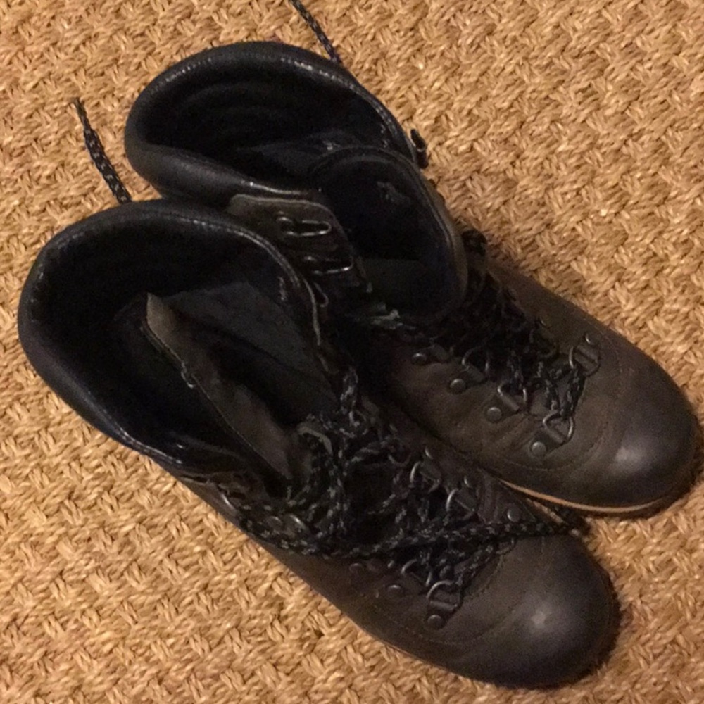 Sorel lace up wedge size 7 waterproof